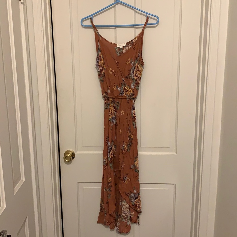 Becaal dress. Medium. Float and flowery